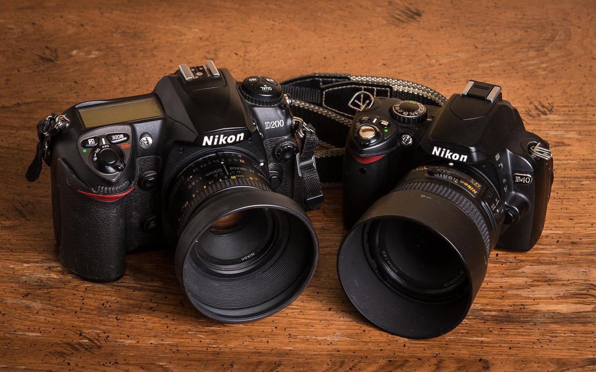 Nikon D200 (2005) : Nikon D40 (2006).jpg