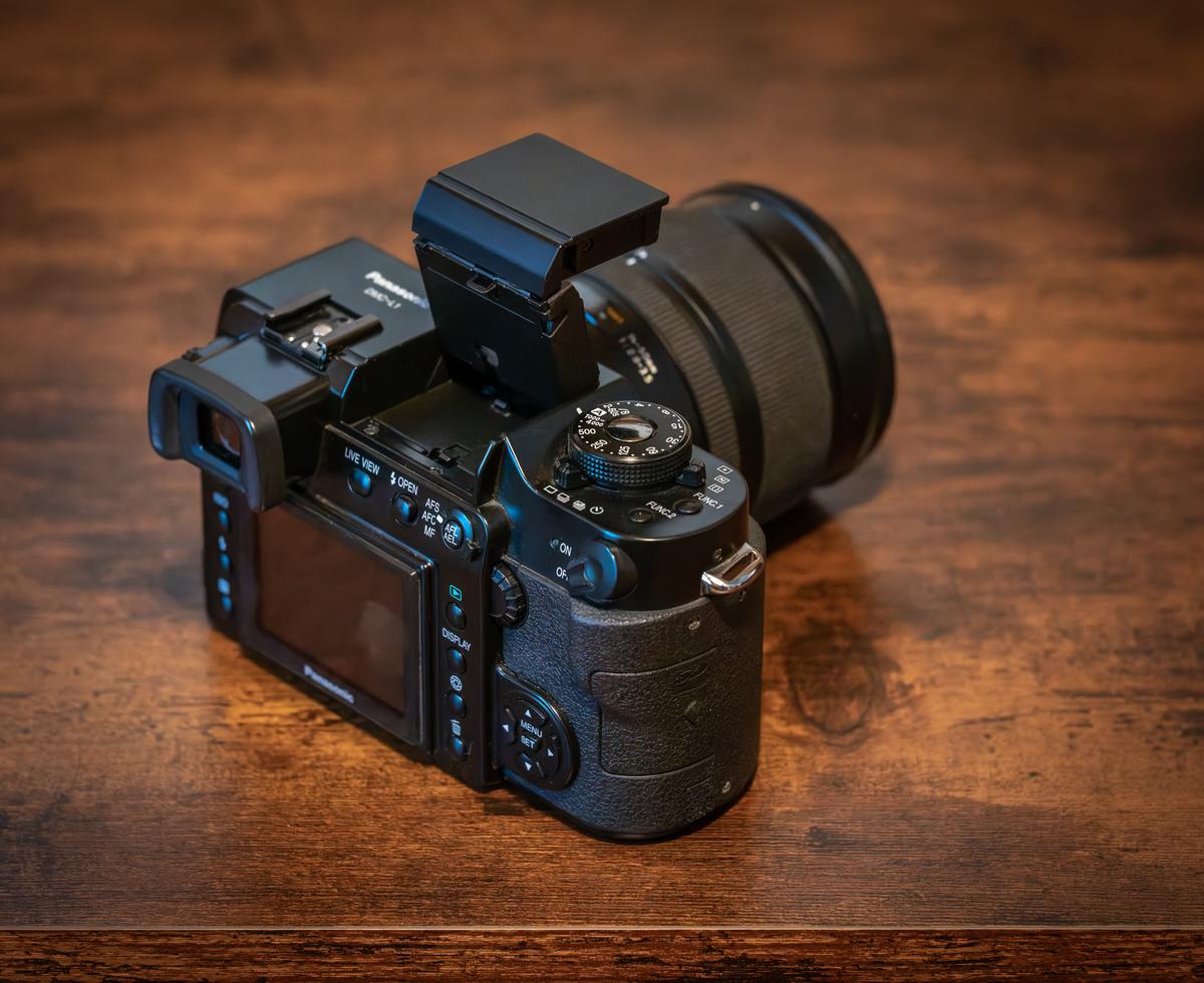 Lumix DMC-L1  (2006).jpg