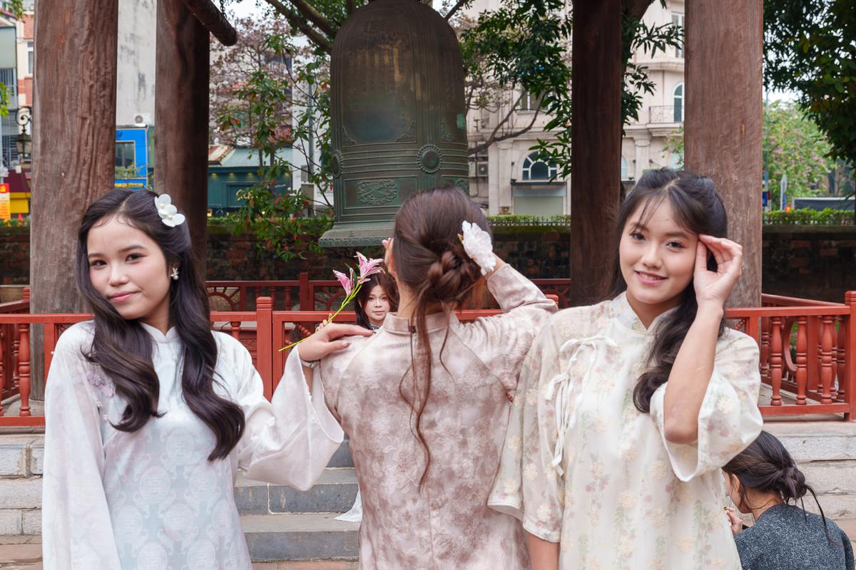 Tet. Group. Posing and taking..jpg